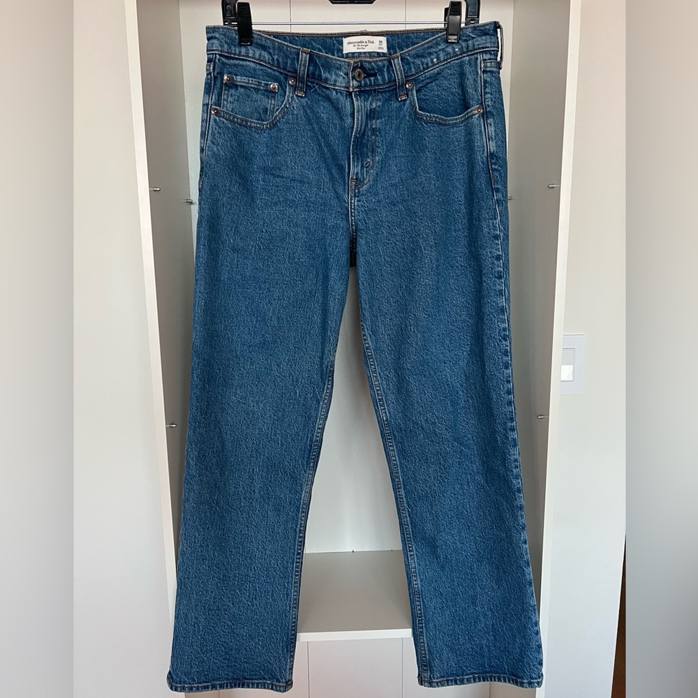 Abercrombie & Fitch 90’s straight mid rise 30 short barely worn